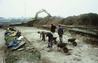 Archeologen aan het werk op de opgraving die voorafging aan de bouw van de nieuwbouwwijk Ypenburg.