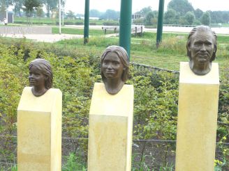 Bronzen reconstructie van hoofden van enkele vroege Ypenburgers uit het grafveld zijn geplaatst in het plantsoen bij Vuursteen.