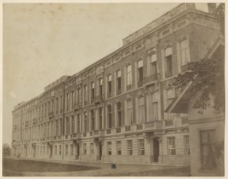 Bezuidenhoutseweg 59-71, eerste blok huizen in 1860 gebouwd op grond van het vroegere huis Ter Lap. Rechts staat nog het tuinmanshuis van Ter Noot, dat in 1862 afgebroken zou worden. Foto door Maria Hille, circa 1860, identificatienummer 1.90258.