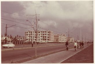 Het Kleine Loo gezien naar de Reigersbergenweg; links de omheining van tennispark 'Mariahoeve'. Foto door A.M.J. de Haan, oktober 1962, identificatienummer 0.37425.