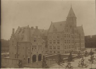 Carel van Bylandtlaan 30, gebouwen van de Bataafsche Petroleum Maatschappij, een voorganger van Royal Dutch Shell. Foto door onbekende fotograaf, circa 1918. Identificatienummer 5.21231.