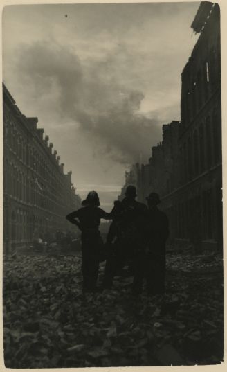 Brandweerlieden in de François Valentijnstraat kort na het bombardement van 3 maart 1945. Foto door onbekende fotograaf, identificatienummer 5.22733.