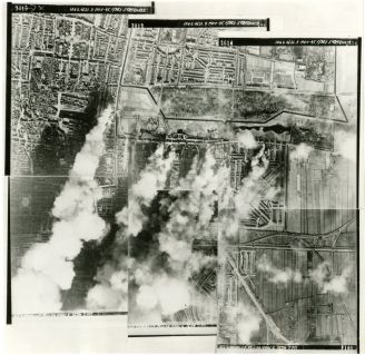 Rookwolken stijgen op uit het Bezuidenhout en van het Korte Voorhout. Montage van luchtfoto’s gemaakt door de Royal Air Force op 3 maart 1945, identificatienummer 7.00638