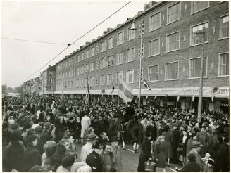 Opening van de winkelgalerij aan de Laan van Nieuw Oost-Indië op 17 november 1953, op de plaats van bij het bombardement op het Bezuidenhout verwoeste woonhuizen. Foto door Stokvis, identificatienummer 1.13723.